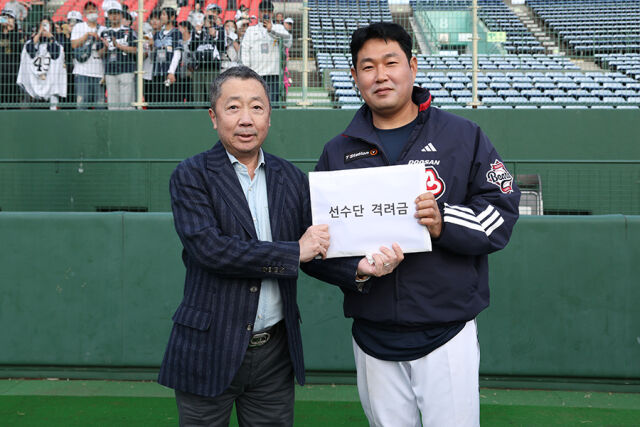 양의지에게 격려금을 전달하는 박 구단주./두산 베어스