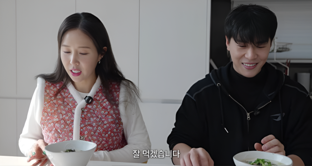 오는 5월 결혼을 앞둔 가수 신지-문원 예비 커플이 까마귀가 쓰레기를 뒤지는 소동을 겪었다./신지의 유튜브 채널