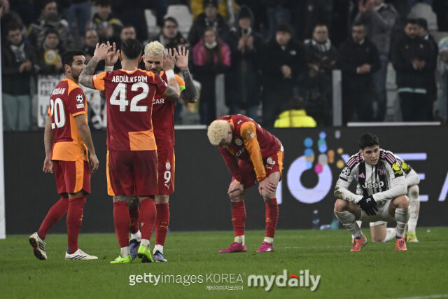 갈라타사라이 선수들(왼쪽)이 16강행을 확정한 후 환호하고 있다. /게티이미지코리아
