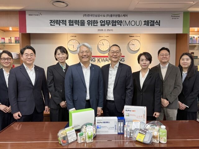 풀무원헬스케어와 KGC인삼공사가 전략적 MOU 체결식을 마친 뒤, 김진홍 풀무원헬스케어 대표(오른쪽 네 번째)와 임왕섭 KGC인삼공사 대표(왼쪽 네 번째) 등 양사 임직원이 기념 촬영하고 있다. /풀무원