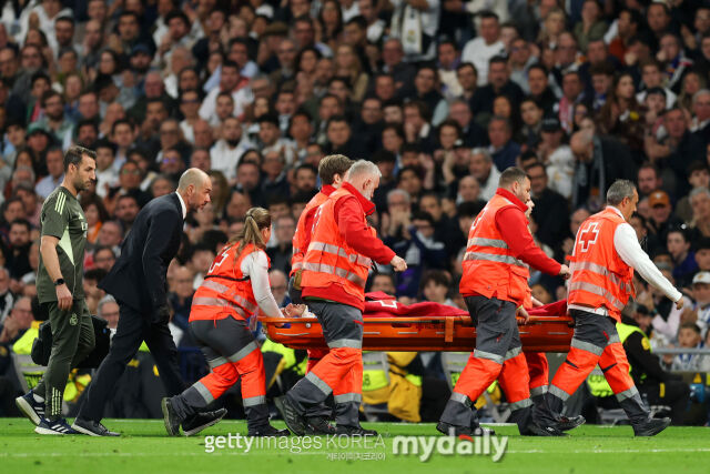 라울 아센시오가 들것에 실려 경기장을 떠났다./게티이미지코리아