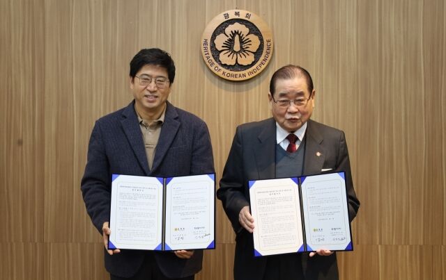신민식 자생의료재단 사회공헌위원장(왼쪽)과 이종찬 광복회장이 업무협약 기념촬영을 하고 있다. /자생한방병원