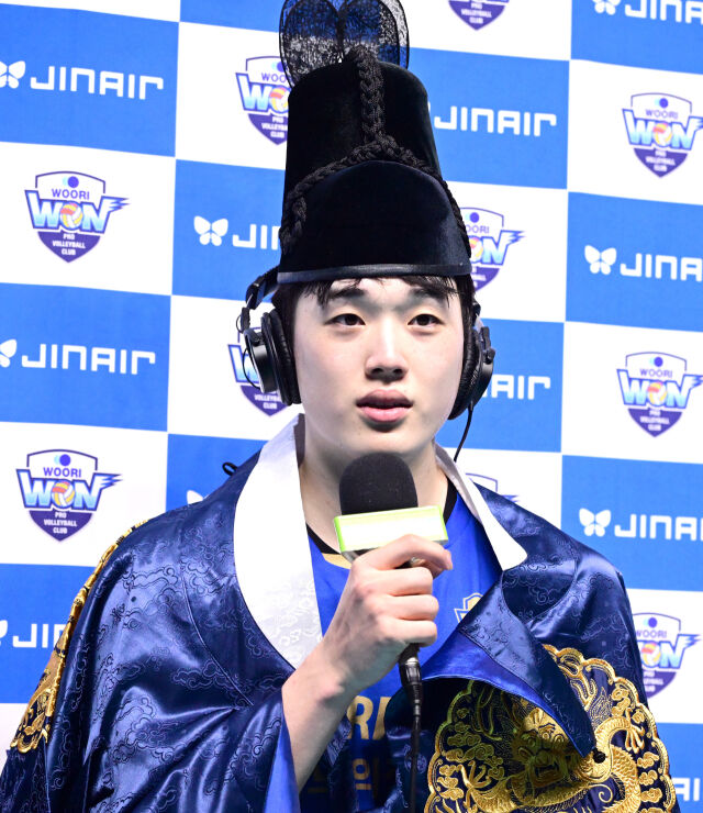 우리카드 김지한이 곤룡포를 입고 승리 인터뷰를 하고 있다 / 한국배구연맹(KOVO)