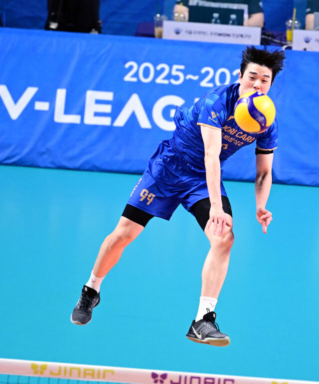 우리카드 김지한이 서브를 넣고 있다 / 한국배구연맹(KOVO)