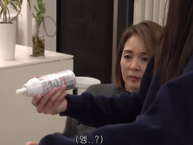 야노시호는 생크림의 유통기한을 보더니 괜찮다고 쿨한 모습을 보였다. / 유튜브 '야노 시호'