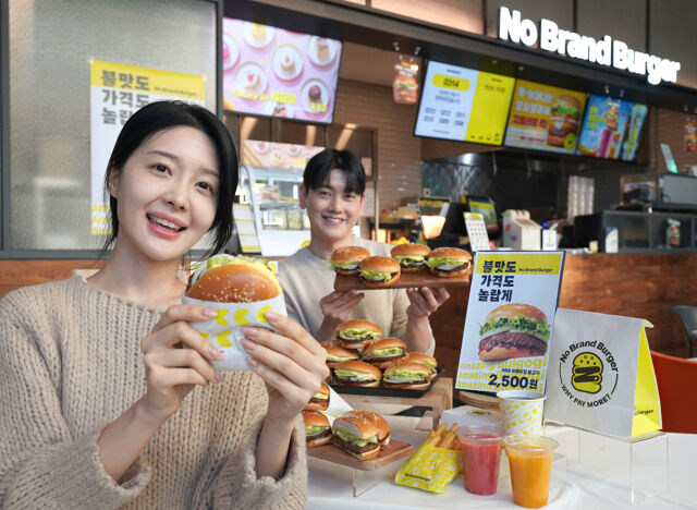 신세계푸드가 운영하는 노브랜드 버거가 업계 최저가인 2500원에 ‘어메이징 불고기’ 버거를 출시했다. /신세계푸드