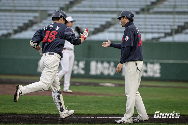 대타 만루홈런을 날린 김민성./롯데 자이언츠