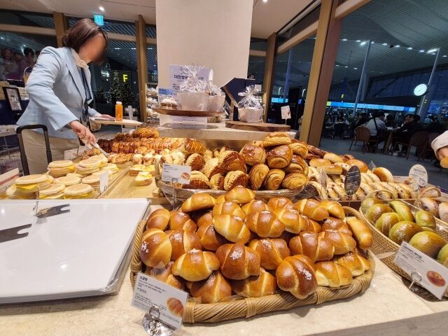 파리바게뜨 인천공항점에서 고객이 빵을 고르고 있다. /방금숙 기자