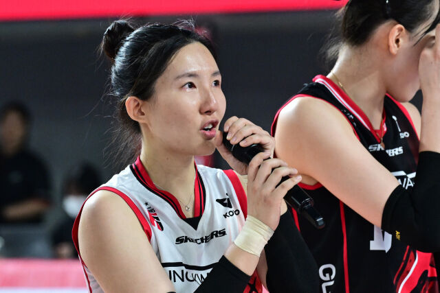 눈물을 흘리며 팬들에게 감사의 인사를 전하는 정관장 노란. / 한국배구연맹(KOVO)