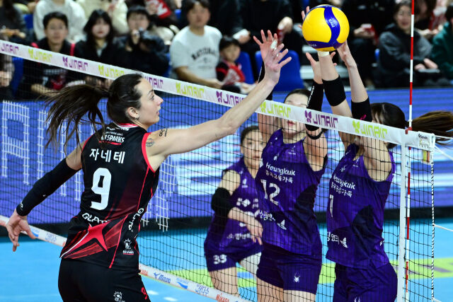 자네테가 흥국생명 블로킹을 피해 공격을 시도하고 있다. / 한국배구연맹(KOVO)