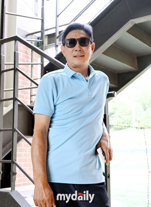 지난해 7월 강원도 횡성에서 열린 제2회 마이데일리배 전국유소년야구대회 현장을 찾은 한대화 전 감독. /송일섭 기자