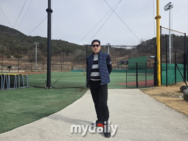 한대화 전 감독이 26일 제11회 순창군수배 전국유소년야구대회 현장을 찾아 유소년 선수들을 격려했다. /순창 팔덕야구장=심재희 기자