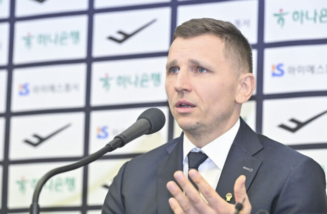 니콜라이스 마줄스 감독./대한민국농구협회