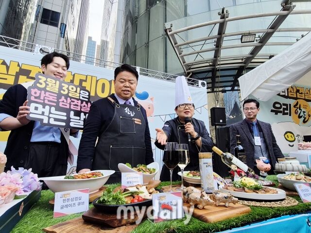 이기홍 위원장과 김경분 한국식생활개발연구회 대표(가운데 오른쪽)가 행사장에서 다양한 한돈 레시피를 소개하고 있다. /방금숙 기자