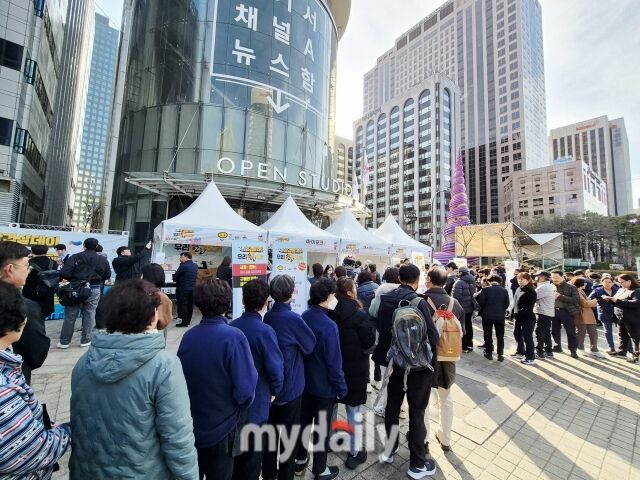 27일 서울 광화문 동아광장에서 열린 한돈 특판 행사에 1+1 반값 삼겹살을 구매하려는 시민들이 긴 줄을 서 있다. /방금숙 기자