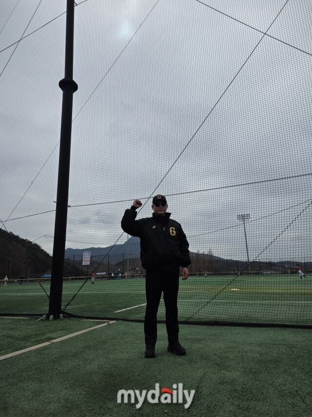 최훈 감독이 제11회 순창군수배 전국유소년야구대회 현장에서 파이팅을 외치고 있다. /순창 팔덕야구장=심재희 기자