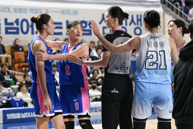 이해란과 신이슬이 신경전을 벌였다./WKBL