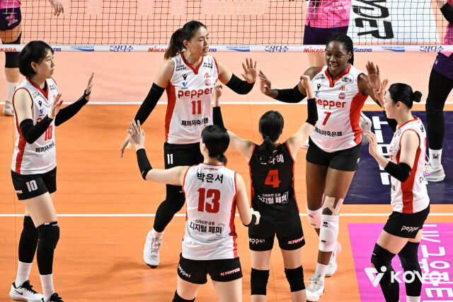 페퍼저축은행 선수들./KOVO