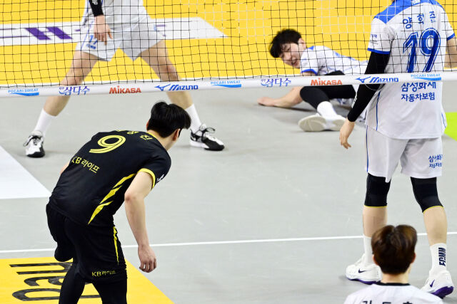 KB손해보험 임성진이 자신의 볼에 맞은 김준우를 향해 달려가고 있다. / 한국배구연맹(KOVO)