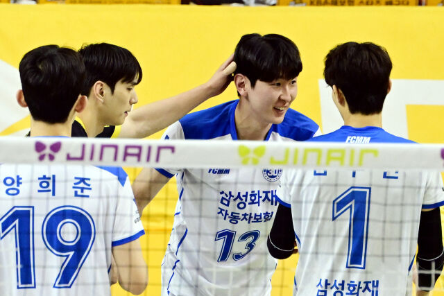 임성진이 김준우의 머리를 쓰다듬으며 미안함을 표현하고 있다. / 한국배구연맹(KOVO)