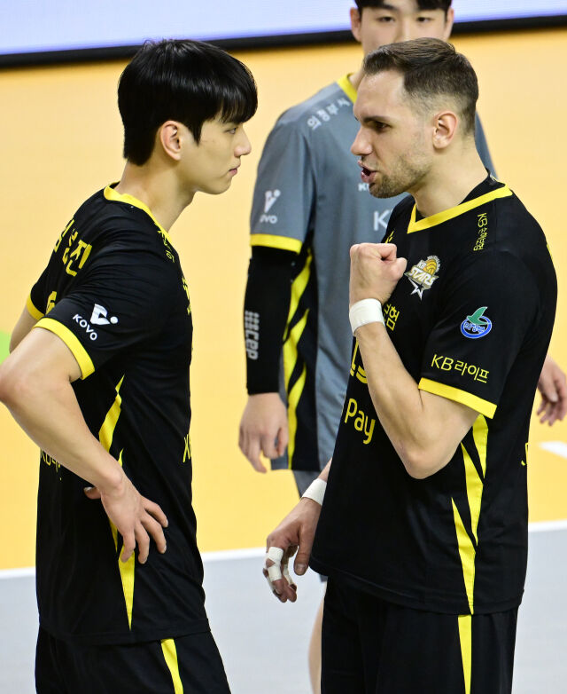 삼성화재와의 경기에서 쌍포를 터트린 비예나와 임성진이 진지한 대화를 하고 있다. / 한국배구연맹(KOVO)