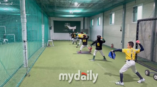 논산시 유소년야구단 선수들이 투구 연습을 하고 있다.