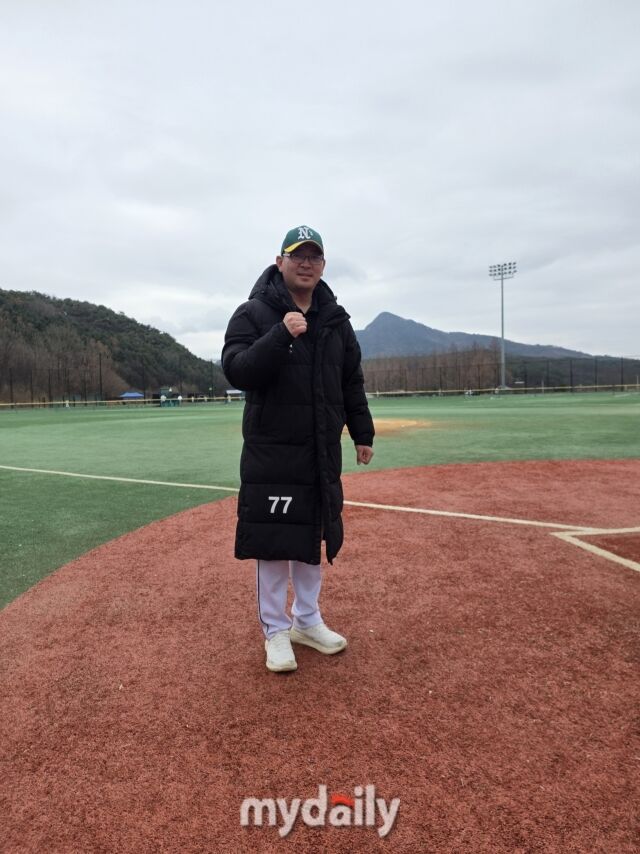 파이팅을 외치는 신정익 논산시 유소년야구단 감독. /순창 팔덕야구장=심재희 기자