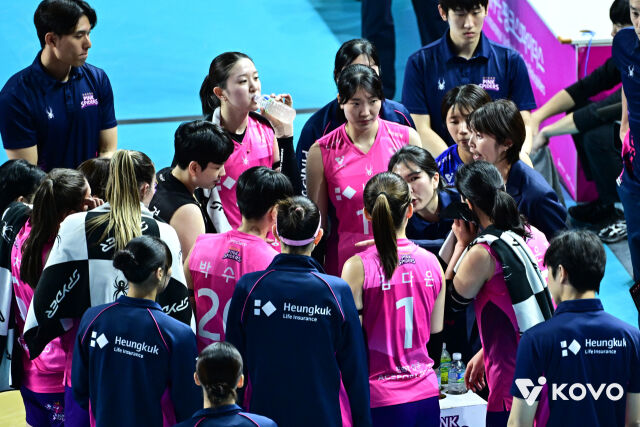 요시하라 감독과 선수들./KOVO