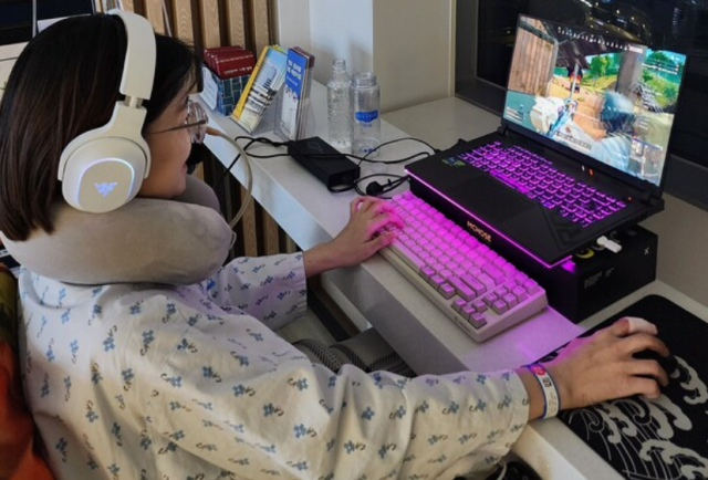 시한부 아내에게 잊지 못할 '인생 플레이'를 선사하고 싶다는 남편의 호소에 온라인은 즉각 반응했다. 게임에 이겨 즐거워하는 아내./네이버 카페