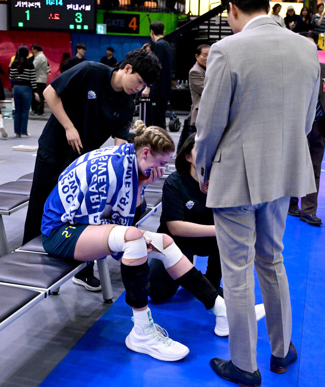 승리 뒤 무릎 통증을 호소하며 눈물 흘린 카리 / 한국배구연맹(KOVO)