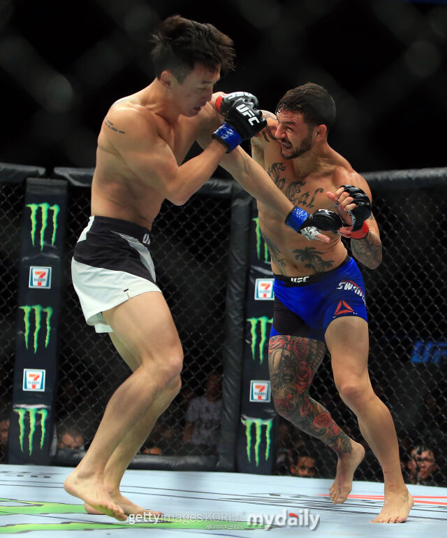 2016년 맞붙은 최두호와 컵 스완슨./게티이미지코리아