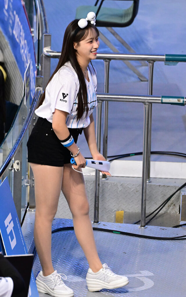 현대캐피탈 이서윤 치어리더가 응원을 펼치고 있다. / 한국배구연맹(KOVO)