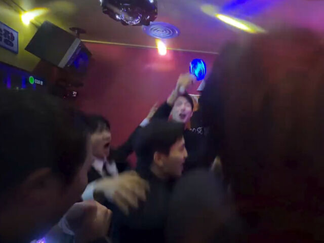 유세윤과 팬들이 노래방에서 함께 어우러져 노래를 부르고 있다. / 유세윤 소셜미디어