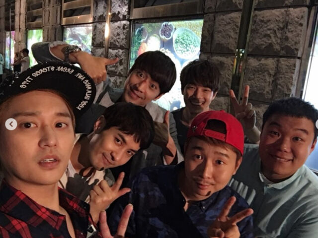 남성 출연자들이 모여 해맑은 미소를 짓고 있다. / 김지석 소셜미디어