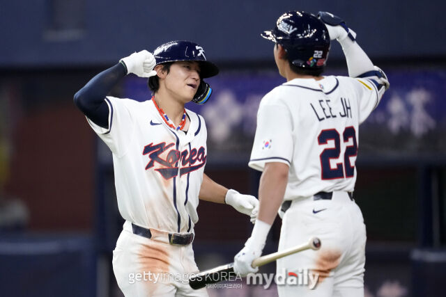 김도영이 홈런을 친 뒤 이정후와 세리머니를 펼치고 있다.(왼쪽부터)./게티이미지코리아