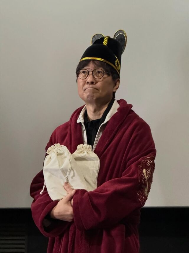 영화감독 장항준이 '왕과 사는 남자' 무대행사 일정을 소화 중인 모습. / 쇼박스 소셜미디어