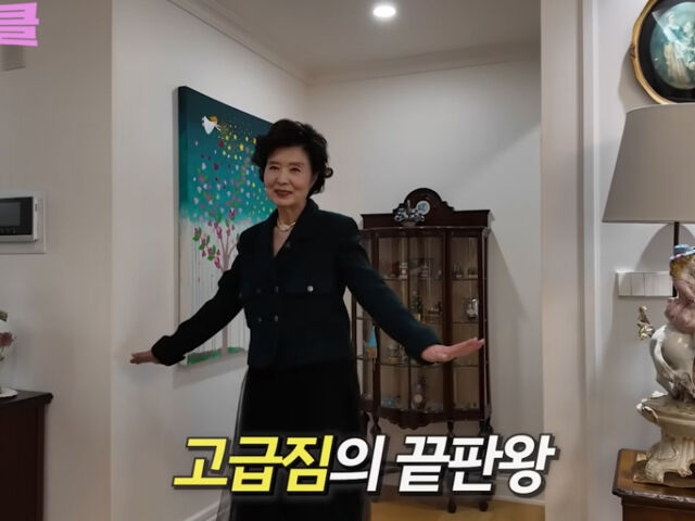 윤미라가 한정판 샤넬 재킷을 공개하며 많은 이들의 시선을 사로잡았다. / 유튜브 '윤미라'