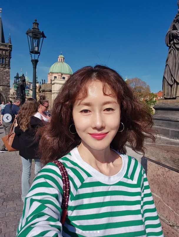 세 차례의 음주 운전 이슈로 공백기를 가졌던 배우 김지수(54)가 프라하 여행사 대표로 변신해 새로운 근황을 전했다./김지수 소셜미디어