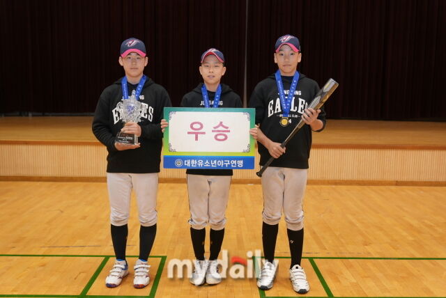 꿈나무리그 청룡에서 정상에 오른 김포시 유소년야구단 선수들. /대한유소년야구연맹 제공