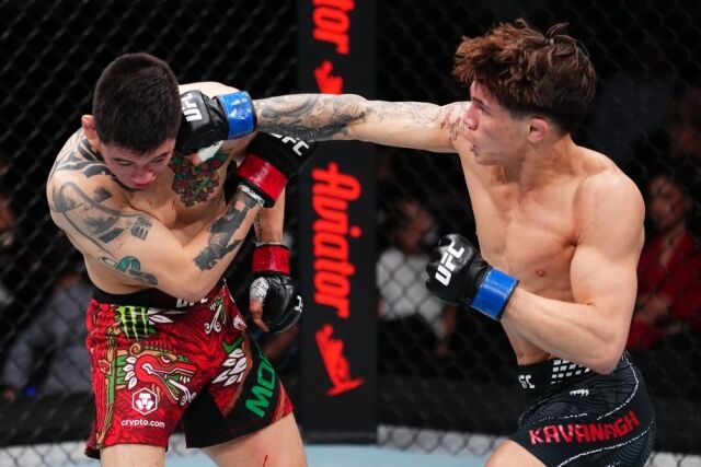 카바나(오른쪽)가 펀치를 적중하고 있다. /UFC 제공