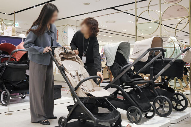 신세계 본점에서 고객이 유모차를 둘러보고 있다. /신세계백화점