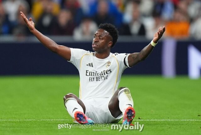 비니시우스 주니오르가 3일 헤타페와 경기 도중 넘어져 항의하고 있다. /게티이미지코리아