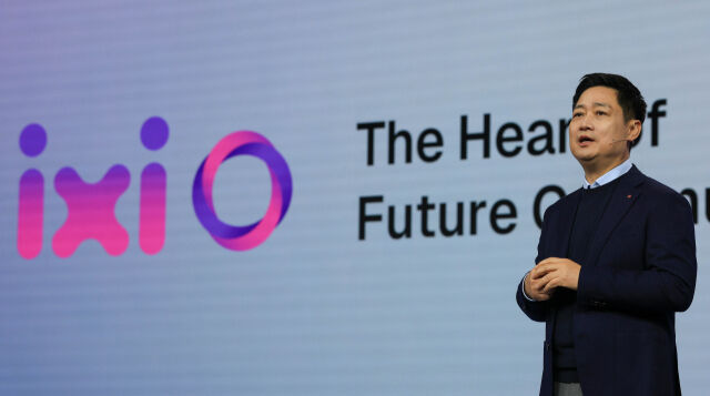 2일(현지시간) 스페인 바르셀로나에서 열리고 있는 MWC26 개막일 기조 연설에 나선 LG유플러스 홍범식 CEO의 모습. /LG유플러스