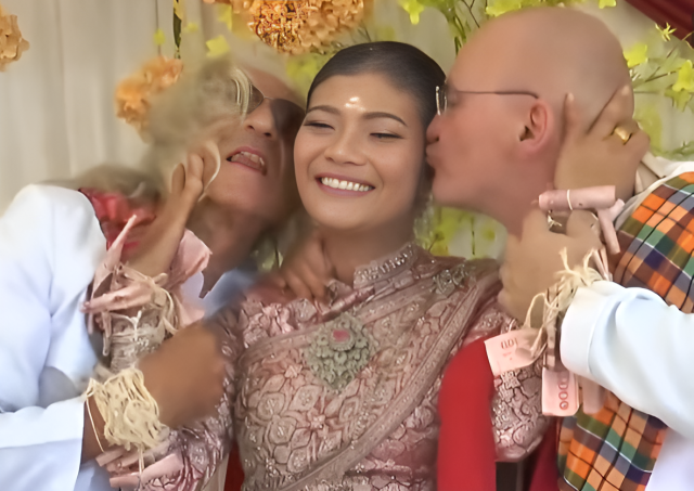 지난달 28일(현지시간) 카오솟 등 현지 언론에 따르면, 태국 부리람주 쁘라콘차이에 거주하는 두앙두언 께사로(37) 씨는 자신의 집에서 두 명의 외국인 남성과 이색적인 결혼식을 올렸다./아마린TV 보도화면 캡처