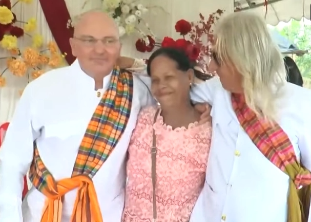 태국의 한 30대 여성이 오스트리아 출신 남성 두 명과 동시에 백년가약을 맺어 현지 사회의 이목을 끌었다./아마린TV 보도화면 캡처