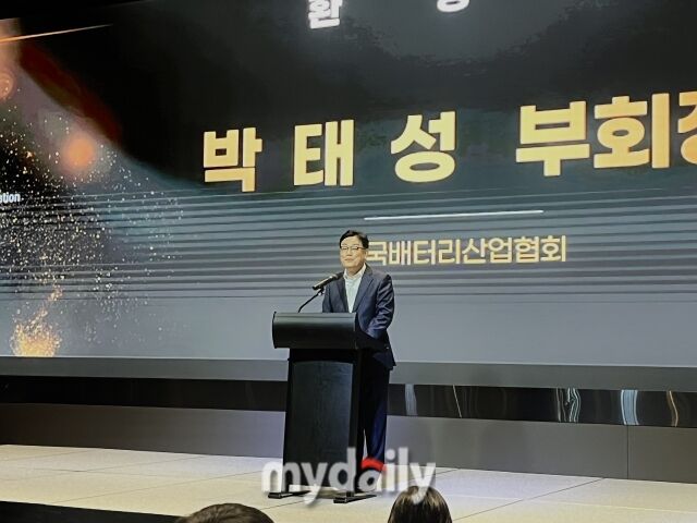 3일 서울 여의도 글래드호텔에서 열린 ‘인터배터리 어워즈 2026’에서 박태성 한국배터리산업협회 부회장이 환영사를 하고 있다. /심지원 기자