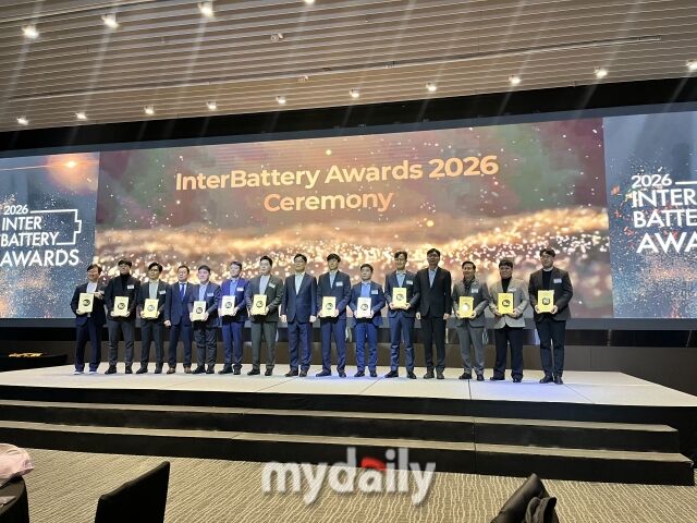 3일 서울 여의도 글래드호텔에서 열린 ‘인터배터리 어워즈 2026’에서 참석자들이 기념촬영을 하고 있다. /심지원 기자
