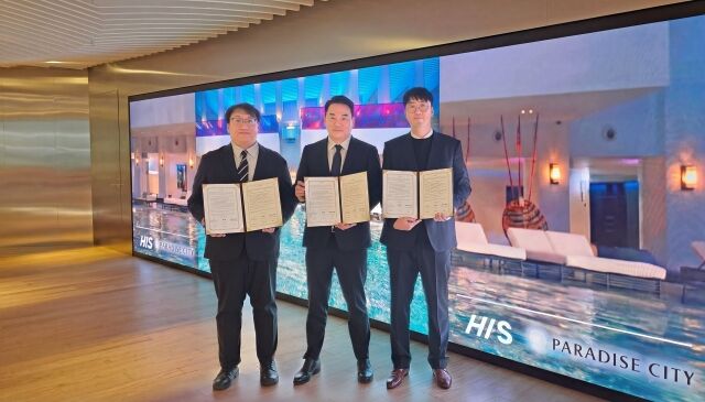 지난달 27일 일본 도쿄 HIS 본사에서 열린 업무협약식에서 왼쪽부터 HIS 후쿠시마 케이스케 해외영업 이사, 파라다이스시티 김재환 상무, 비에스글로벌 이선현 대표가 기념 촬영하고 있다. /파라다이스시티