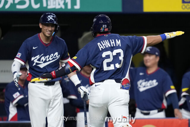 한국 WBC 대표팀 안현민이 홈런을 친 뒤 비행기 세리머니를 하고 있다./게티이미지코리아