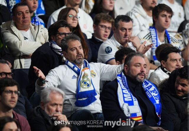 레알 마드리드 팬들이 3일 헤타페와 홈 경기를 심각하게 지켜보고 있다. /게티이미지코리아